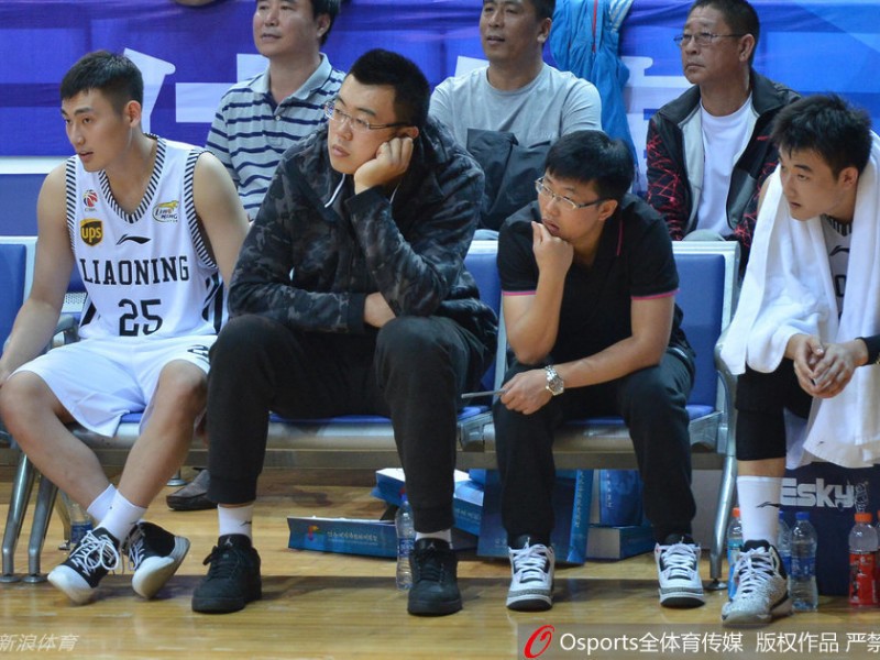 辽篮盛夏的练兵：韩德君便装观战，小将闪耀逼平巴西劲旅