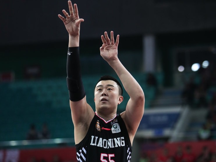 羊城铁骑终结辽篮连胜，季后赛席位之争烽烟四起