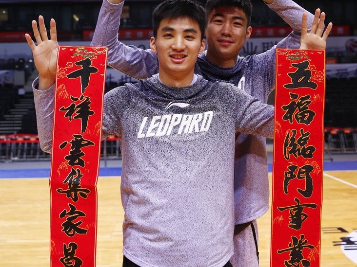 深圳烈豹新春献瑞 孟铎领衔拜年大片重温篮球热血