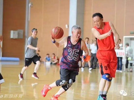 铁岭杜兰特驰骋球场！赵本山与NBA扣篮王过招，郭艾伦合影见证忘年交