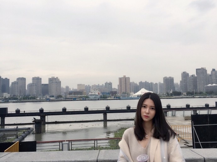 刘晓宇前女友近照曝光，钟鹿纯的多面人生：从最美车模到独立时尚博主