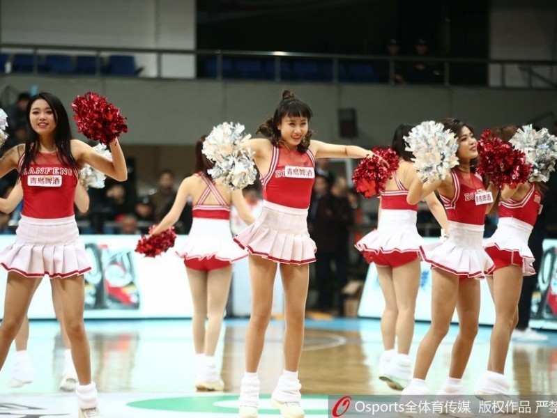 京粤大战烽火连天，篮球宝贝倒立瞬间定格赛场激情