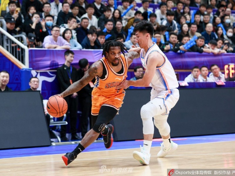 川沪对决燃情蓉城，四川男篮三分惜败上海久事