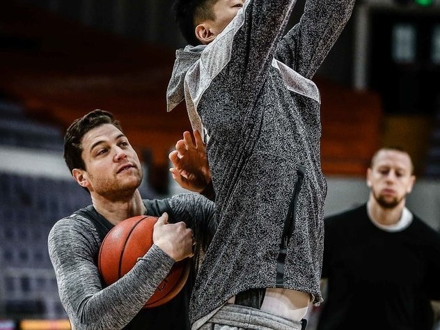 上海大鲨鱼厉兵秣马，弗雷戴特搞怪“暗算”队友