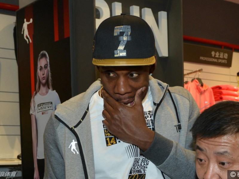 哈德森告别季失落不减温情 辽篮球迷追随热情令人动容