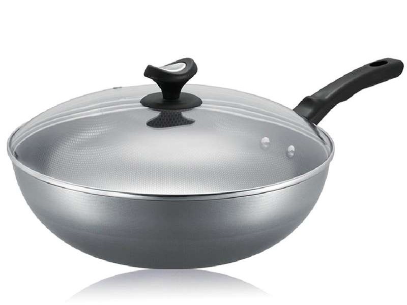 五千块的锅一用就变“包公脸”，特百惠炒锅是黑科技还是黑心货？