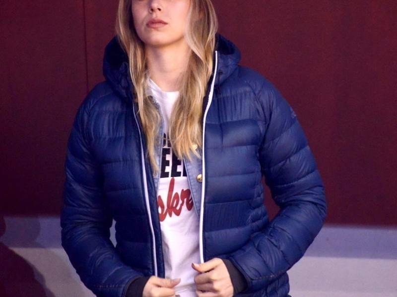 CBA焦点战中的一抹温柔暖色：莫泰尤纳斯爱妻看台助阵记