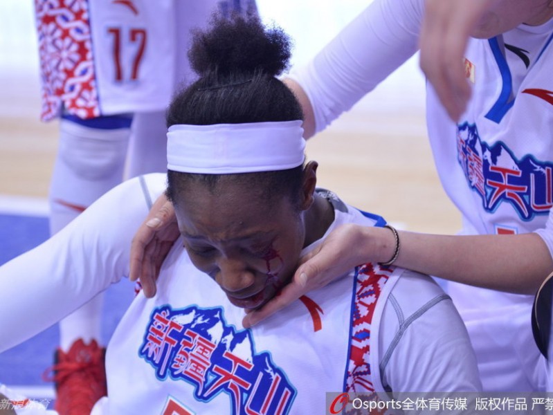 WCBA总决赛浴血战场：新疆外援查尔斯眼角开裂，用坚韧定义“新疆精神”
