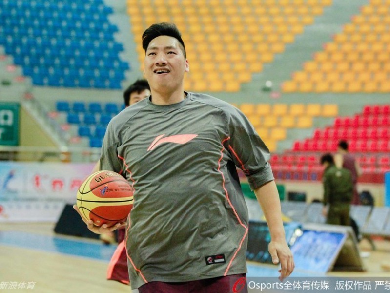 全运会预赛球场上的移动长城与潇洒发型师