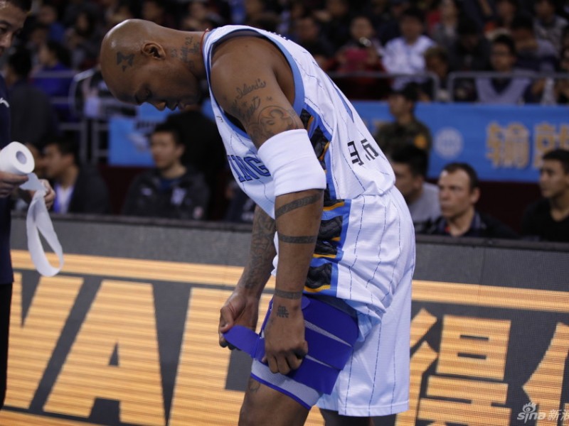 京川之战风云录：马布里浴血倒地，闵鹿蕾场边焦急，宿敌对决的燃情瞬间