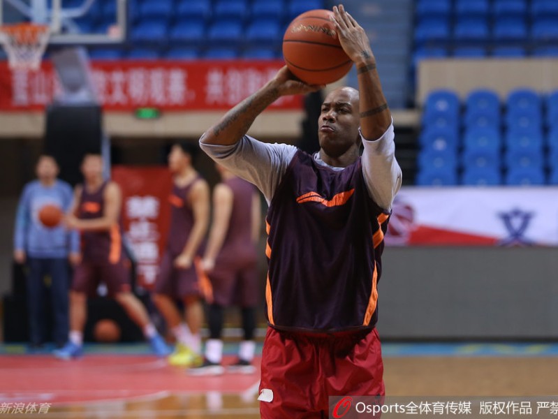 京城男篮集结日：红衣马布里领衔，备战前夕众生相