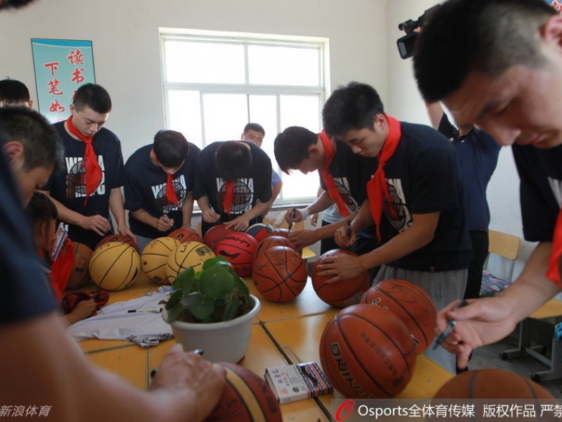 辽篮将士情暖岫岩山村小学 篮球梦想在山沟沟里萌芽