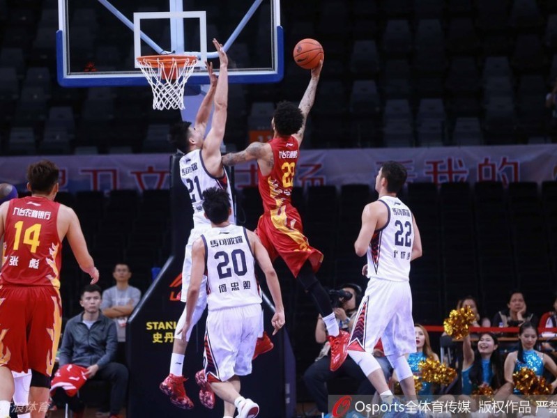 CBA激战夜：哈达迪怒喷裁判险酿冲突，姚明夫妇场边观战成焦点