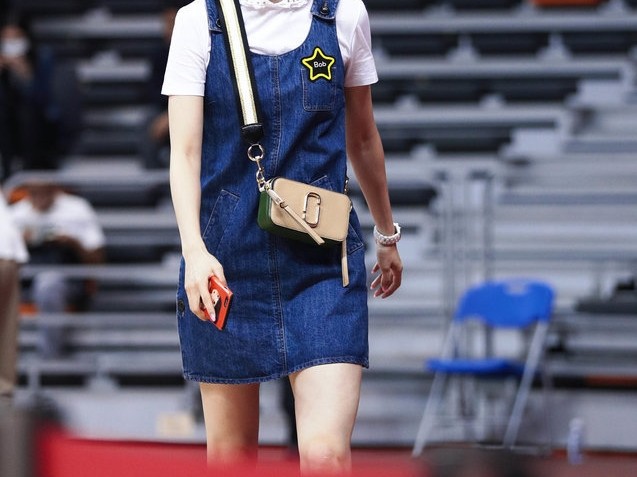 周鹏爱妻场边助阵，牛仔裙秀长腿成最美风景