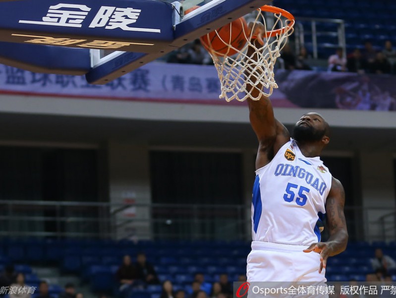 青岛险胜北控，苏伟硬扛巴蒂斯塔演绎经典肉搏战
