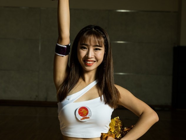 新赛季战鼓擂响，CBA篮球宝贝幕后写真与赛场芳华