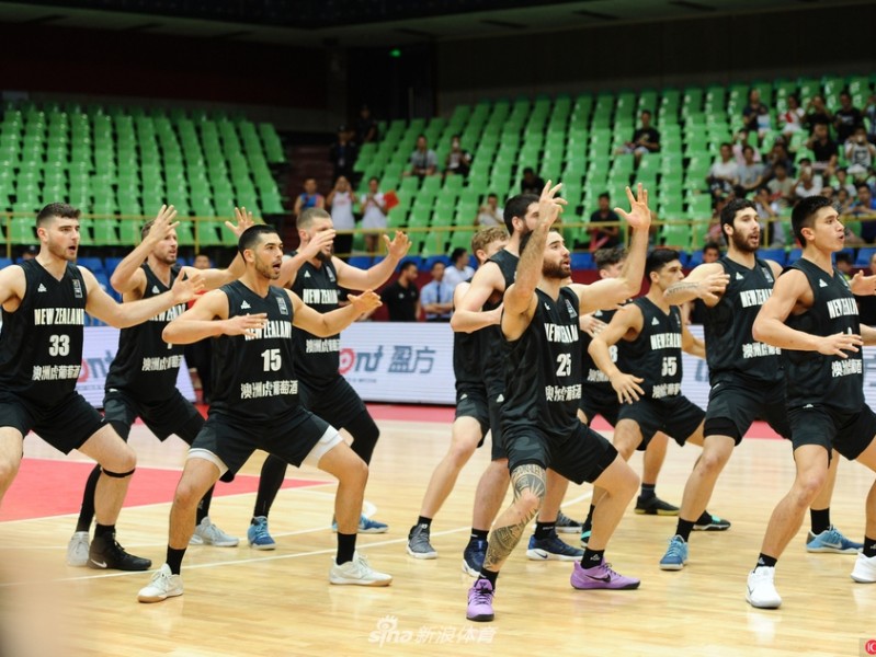 蓉城对决：男篮红队大胜新西兰，毛利战舞闪耀赛场引喝彩