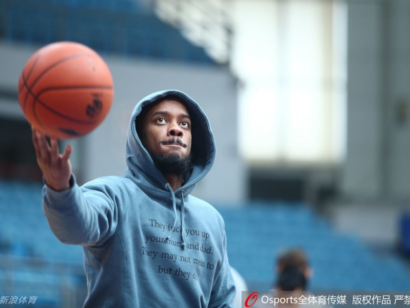 镜头下的篮球盛夏：布朗的专注与CBA众将的训练交响曲