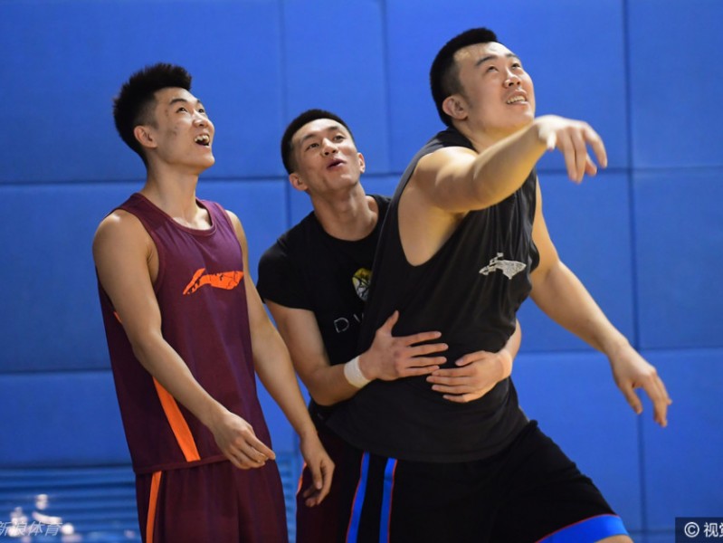 辽宁男篮春训剑指冠军 郭艾伦熊抱大韩引爆笑训练场