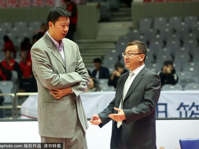 昔日八一五虎甬城再聚首，范斌与王治郅场边细数峥嵘岁月