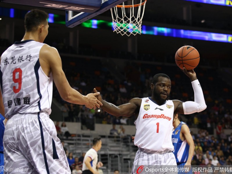 易建联篮下暴扣震全场 父母现场见证王者归来