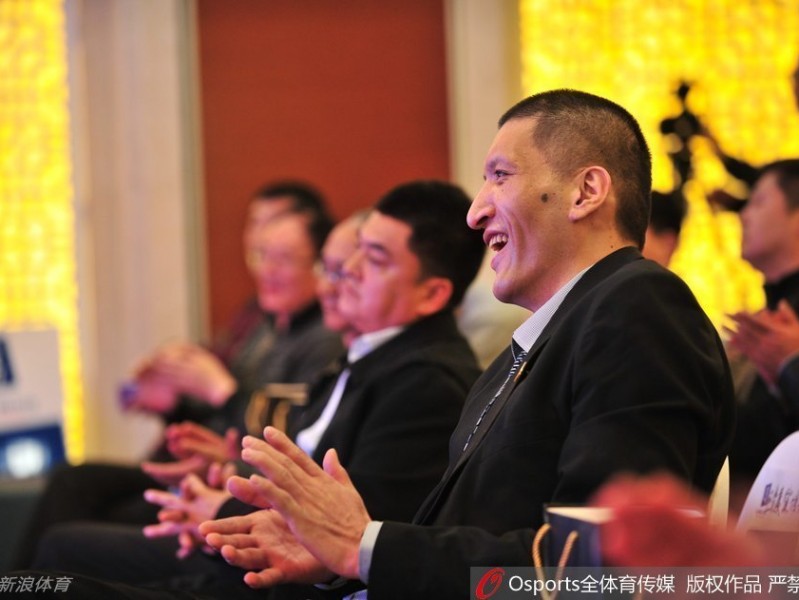 巴特尔携女亮相乌鲁木齐，开启青少年篮球新篇章