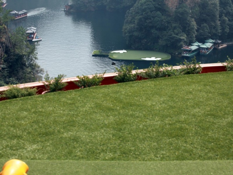 悬崖之巅挥杆山水间 中韩高手对决张家界极限高尔夫