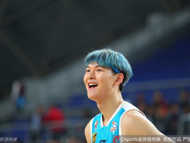 蓝发少年与内线长城：十年前那场画风清奇的篮球热身赛