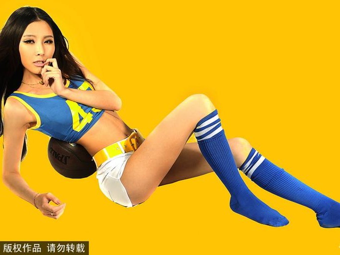 万米高空的助威：明星空姐赵亚璐化身篮球宝贝，性感写真力挺中国男篮