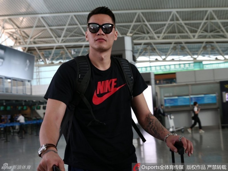 朱芳雨黑超遮面霸气领衔，广东男篮开启洛杉矶特训新征程