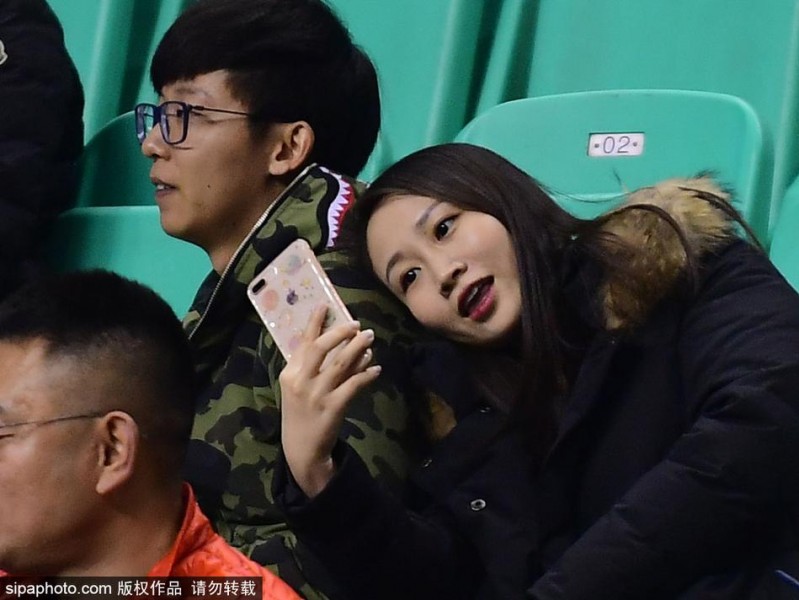 寒冬里的暖流：辽宁男篮主场惊现浪漫求婚，情侣球迷成为赛场主角