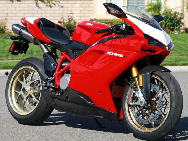 杜卡迪到底怎么样？是烫腿的“红衣魔鬼”还是六边形战士？老鸟带你摸透它的脾气