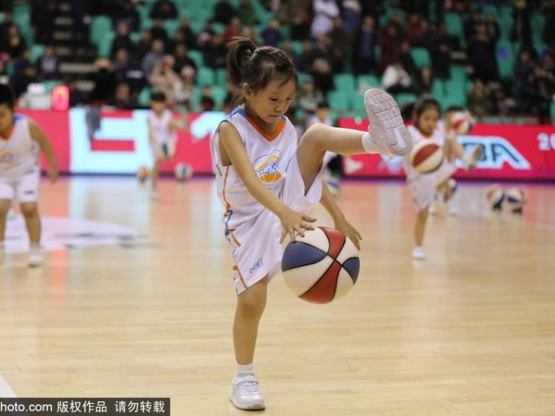 篮球萌娃燃爆CBA赛场，中场表演成冬日最暖风景