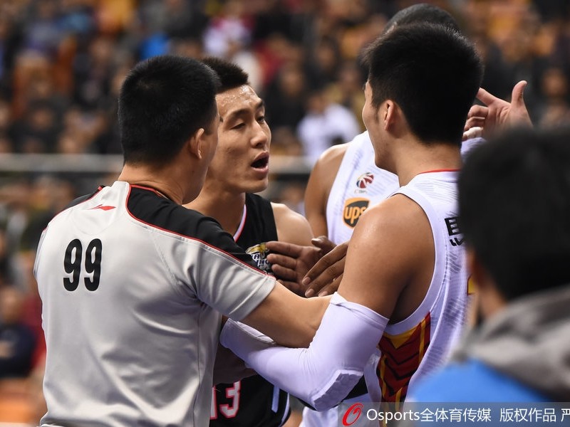 宿命对决的火花：重温郭艾伦与于德豪那次针锋相对的瞬间