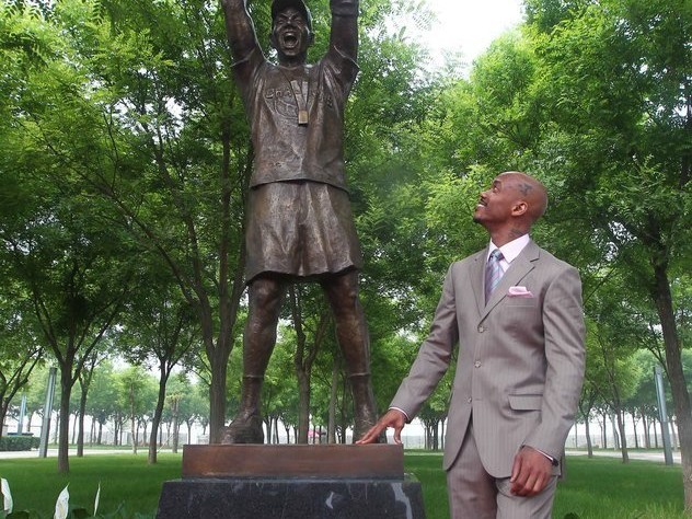 从“独狼”到“北京爷们”：马布里在第二故乡的温暖岁月