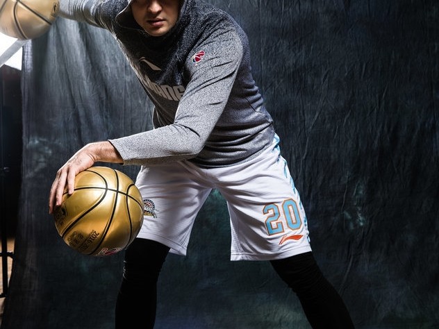 西热力江的嘻哈战袍：新疆后卫的霸气写真与揭幕战传奇