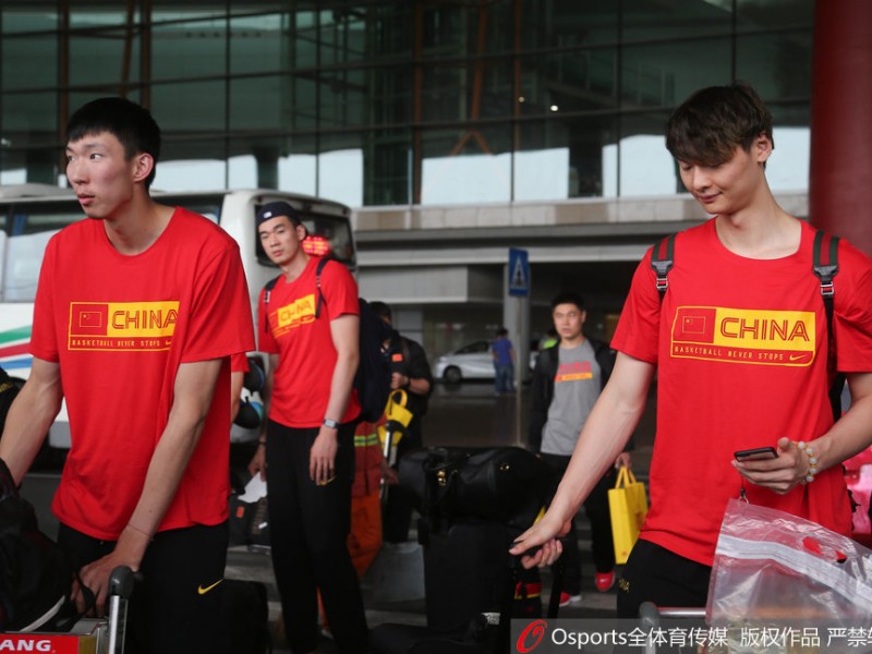 鏖战欧洲蓄力奥运，男篮将士归京笑语浓