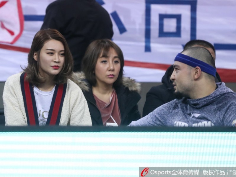 赛场温情与硬汉本色：二〇一八季CBA京疆大战侧记，李根妻子场边观战引热议