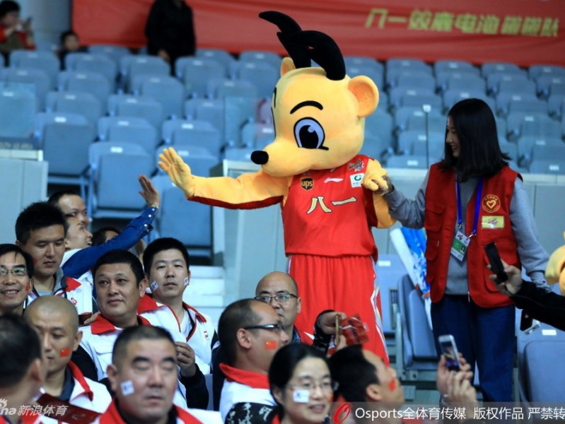 火箭精神燃情看台：八一男篮吉祥物与球迷的难忘互动