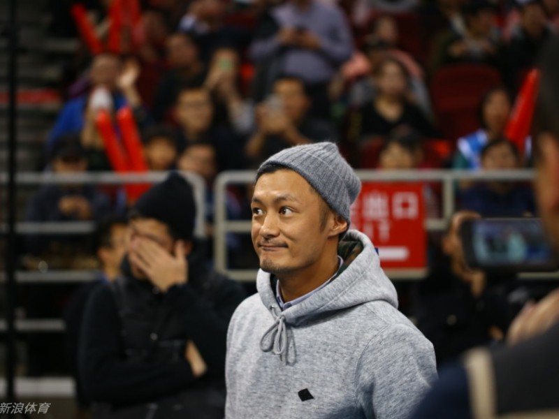 余文乐现场观战京粤大战 携手麦克隋见证京粤对决经典时刻