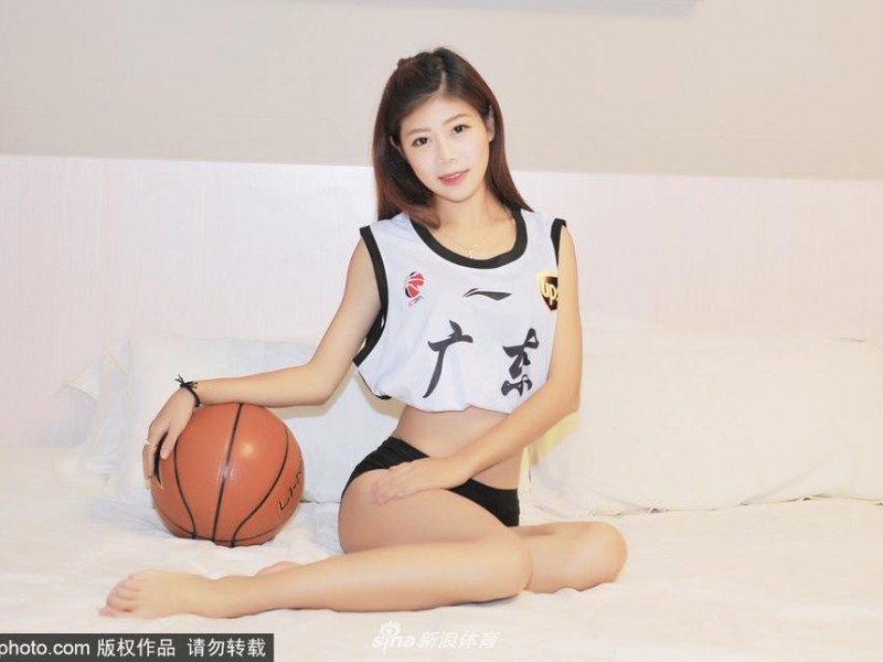 粤球女孩的夏梦：当篮球遇上卧室写真