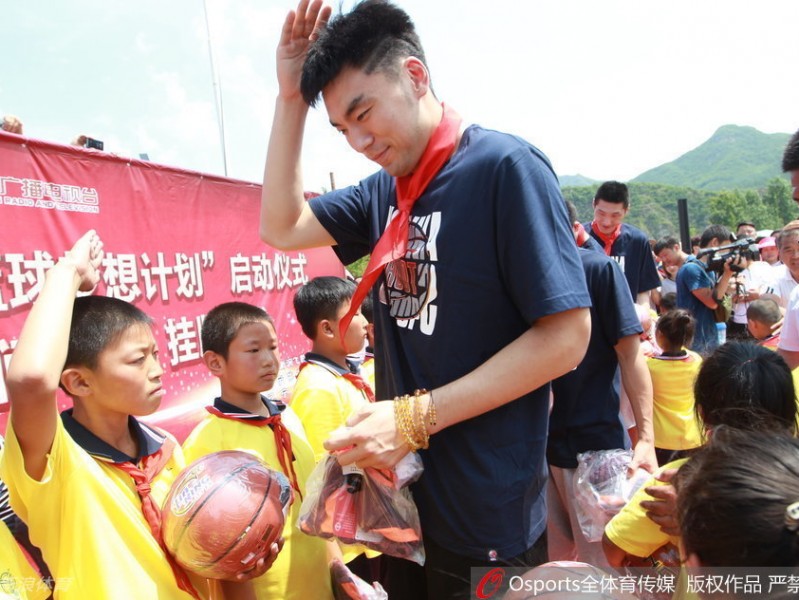 辽篮岫岩公益行 李晓旭与孩子们共筑篮球梦