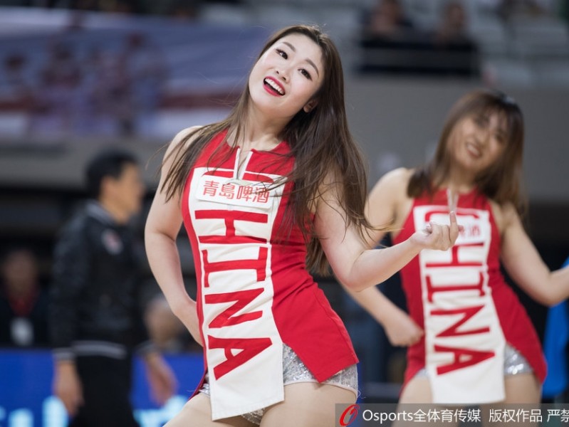 浙厦之争的激情点缀 篮球宝贝舞动主场光芒