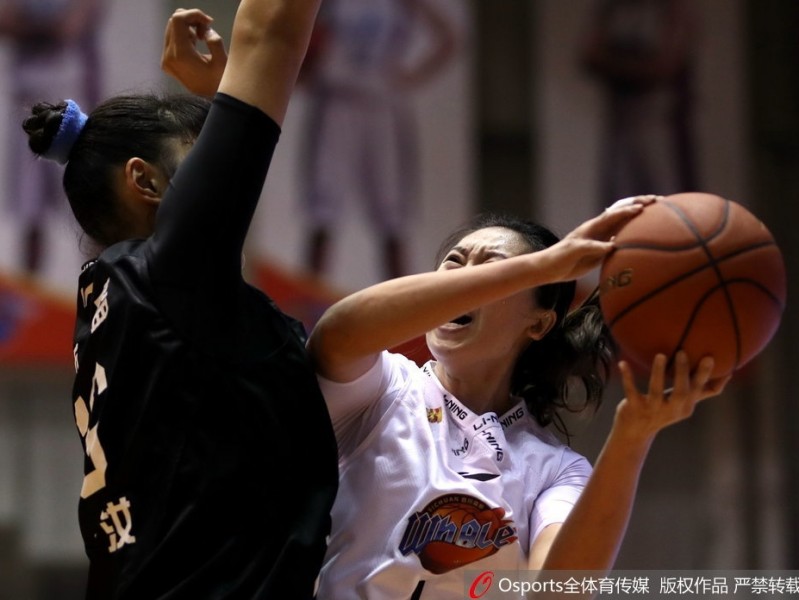 川女篮主场苦战末节崩盘 叶琳娜豪华两双难阻广东逆转