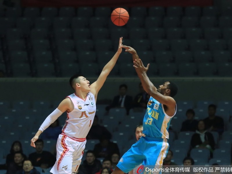 铁军鏖战争双加时，八一男篮主场险胜福建取赛季第二胜