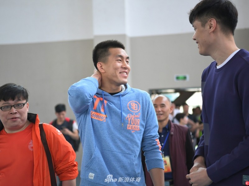 辽篮双星闪耀校园 郭艾伦贺天举南昌引爆篮球热潮