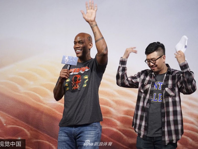 马布里亮相电影发布笑容满面，下一站归属成谜