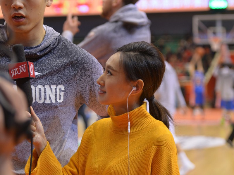 战报·场边花絮：山东大胜四川之夜，场边美女记者意外“抢镜”成焦点