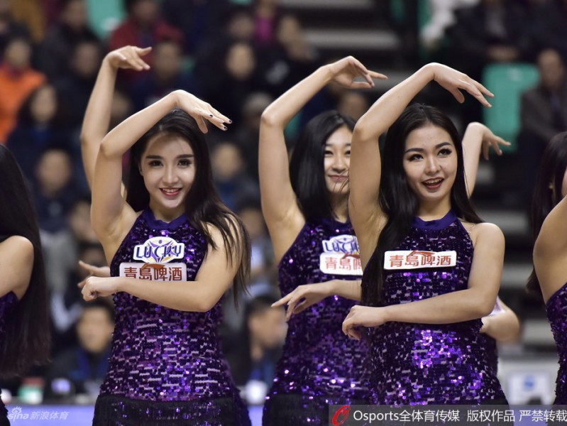 烈焰红裙草帽舞：赛场啦啦队热力全开