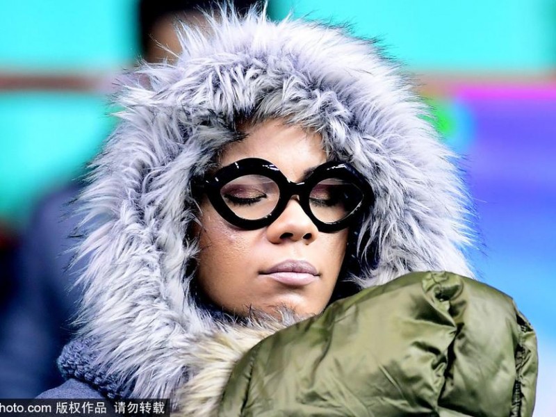 哈德森鏖战加时赛场如战场 娇妻爱女酣睡看台成趣景